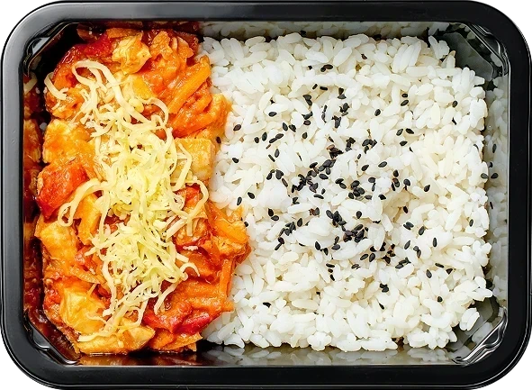 Блюдо: Куриное филе с лечо, Отварной рис с черным кунжутом